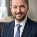 Портрет уверенного бизнесмена компании ЧЗТТ Техносервис на нейтральном фоне в студийном освещении